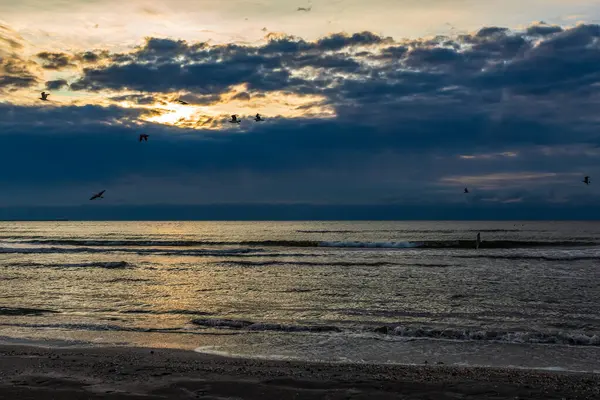 Denizin üzerinde güzel bir gün batımı