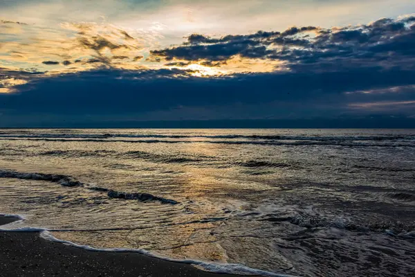 Denizin üzerinde gün batımı