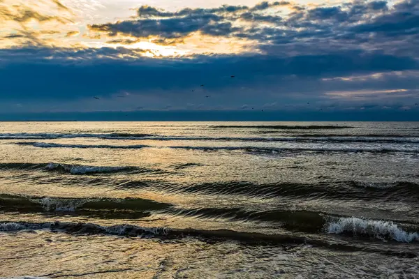 Akşam ışığında güzel deniz dalgaları