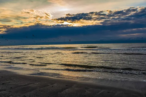 Almanya 'da Baltık Denizi üzerinde gün doğumu