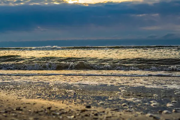 Sahilde güzel deniz dalgaları