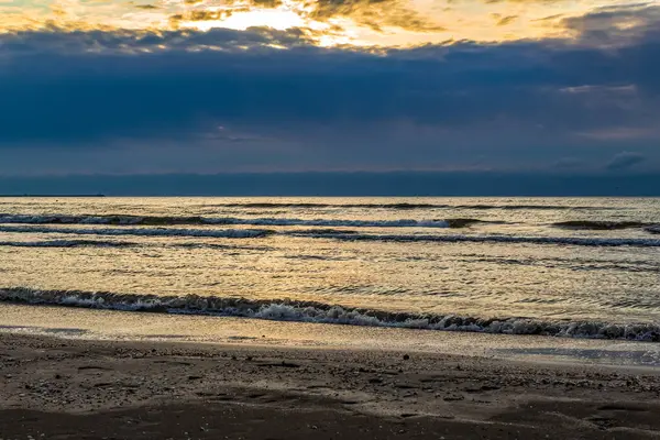 Akşamları kumsalda gün batımı