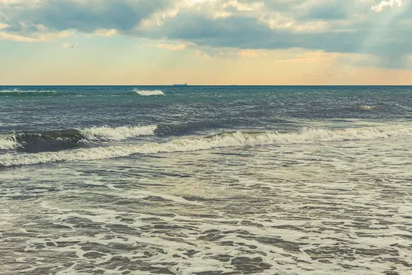 Karadeniz 'de Dalgalar.