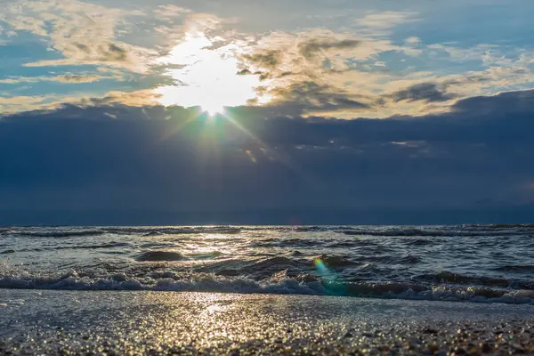 Sahilde güzel bir deniz batımı