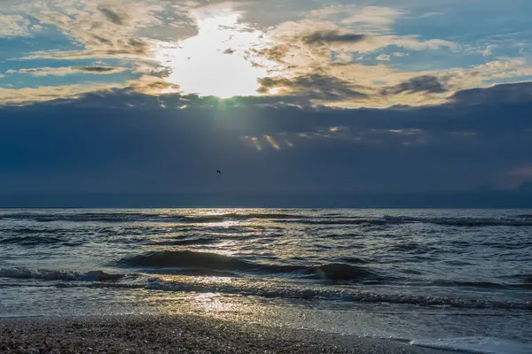 Denizin üzerinde güzel bir gün batımı. doğa bileşimi