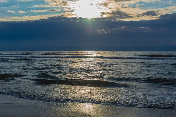 Denizin üzerinde güzel bir gün batımı