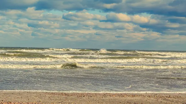 Dalgalar ve mavi gökyüzü ile güzel deniz plajı