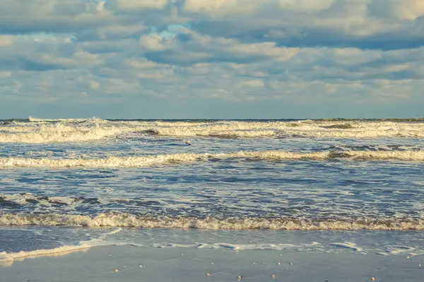 Sahilde güzel deniz dalgaları.
