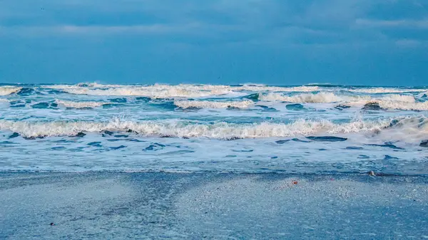 Sahildeki deniz dalgaları