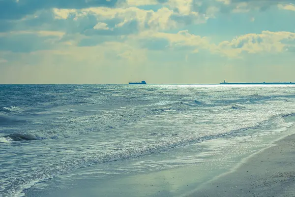 Sahildeki deniz dalgaları