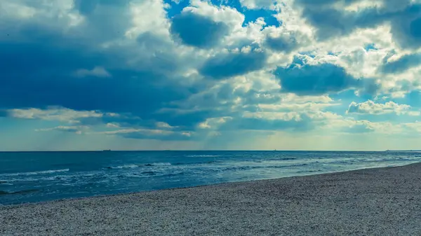 Deniz kıyısında. Dalgalar ve mavi gökyüzü.