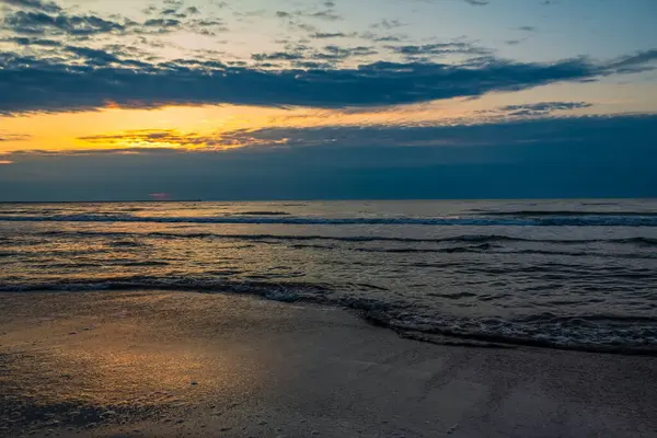 Denizde gün doğumu.