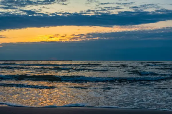 Denizde gün doğumu