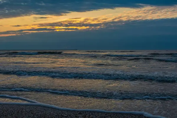 Baltık Denizi üzerinde gün doğumu, Akşamları güzel bir yaz akşamı
