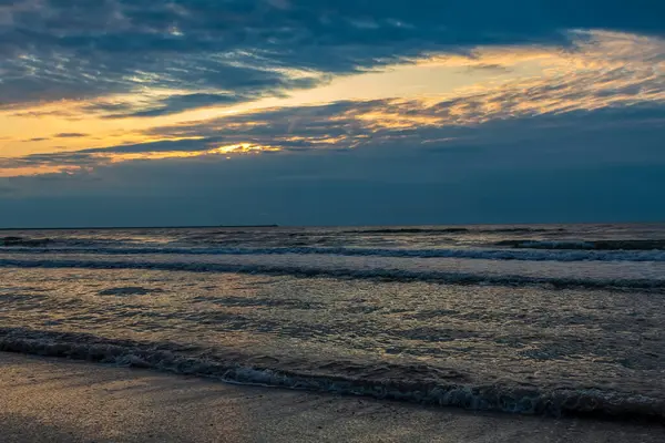 Sahilde deniz dalgaları