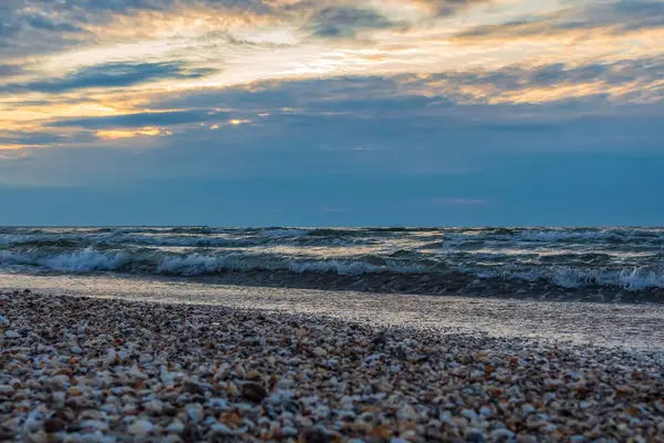 kumlu sahilde dalgalar deniz