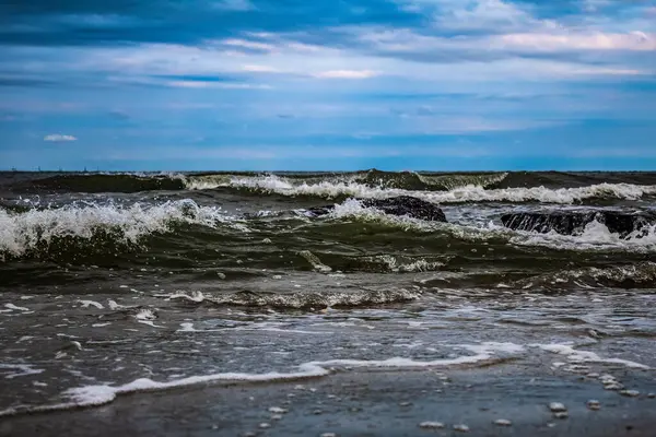 Baltık Denizi kıyısında dalgalar