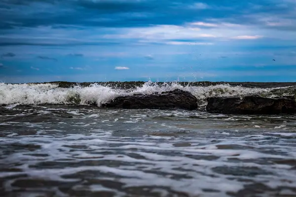 Akşamları deniz dalgaları