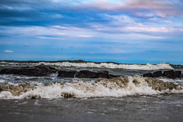 Akşamları kumsalda dalgalar.