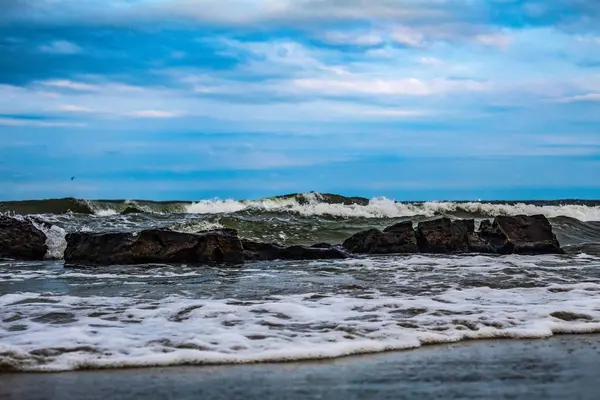 Dalgalar sahile çarpıyor.
