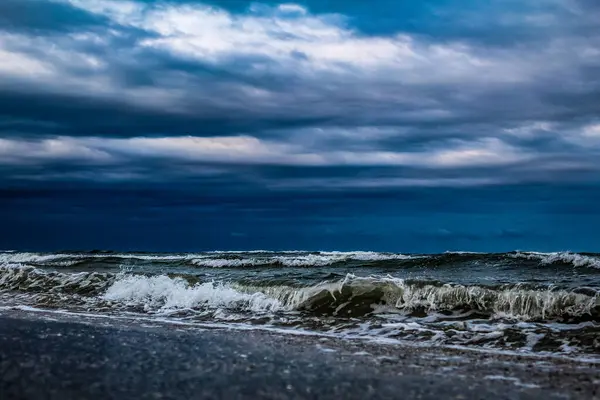 Denizin üzerinde fırtına bulutları