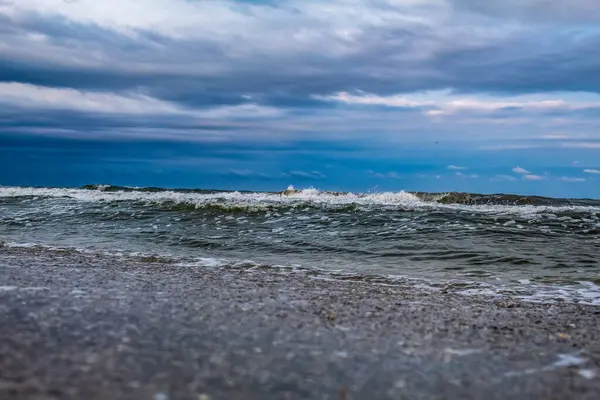 Fırtınalı deniz dalgaları ve mavi gökyüzü.
