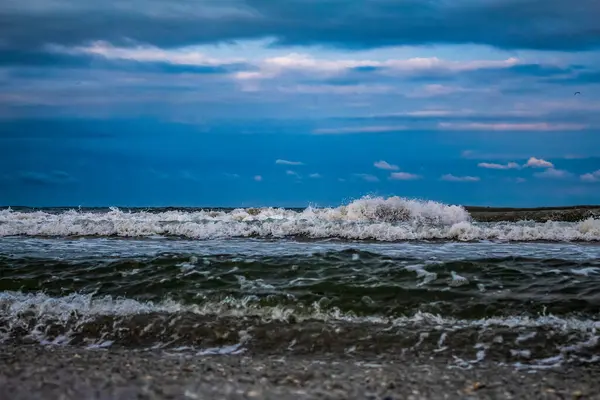 Deniz dalgaları sahile vuruyor.
