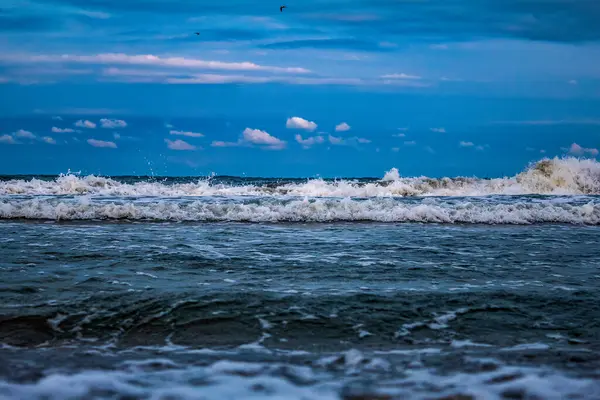 Sahildeki deniz dalgaları, doğa arka planı.