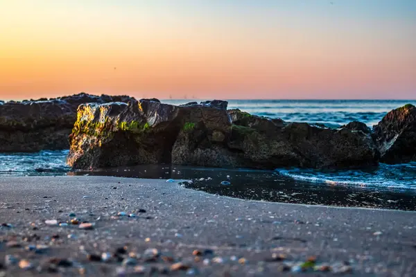Deniz ile sahilde günbatımı