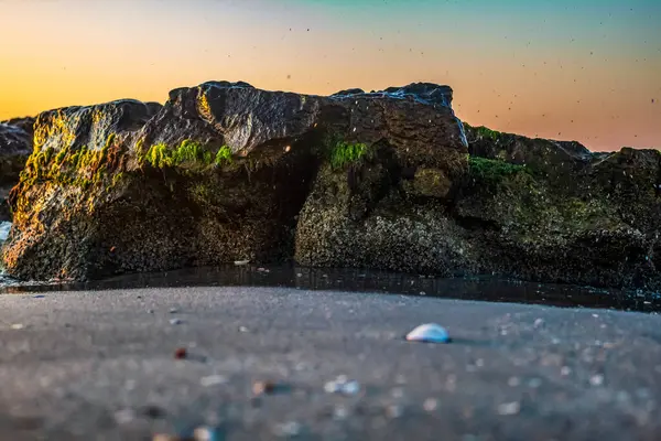 kayalar ve dalgalar deniz kıyısında