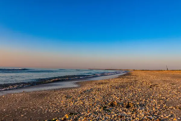 Deniz kıyısında güzel bir gün batımı