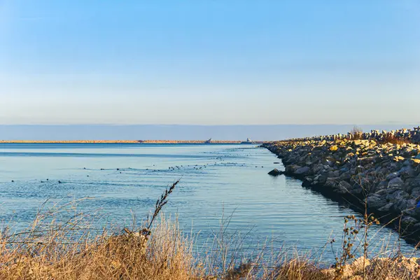 Güzel bir deniz manzarası ve güzel bir gün batımı.
