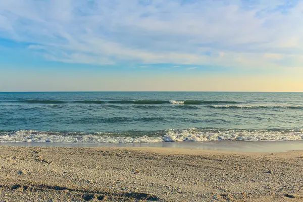 Deniz kıyısı gün doğumunda
