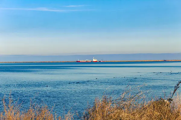 Sahildeki deniz feneri.