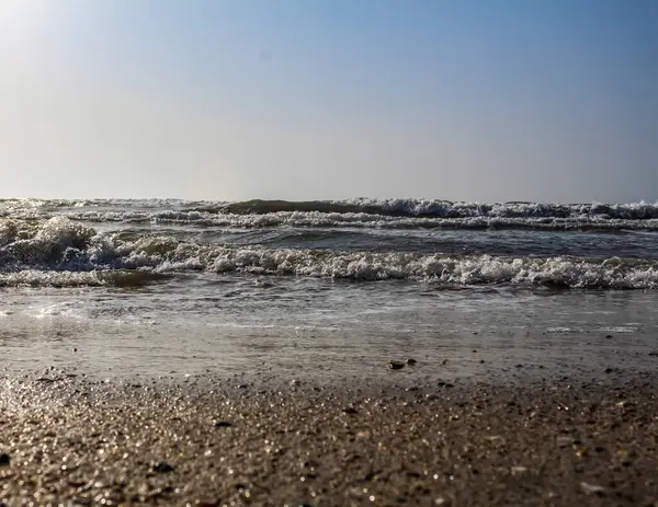 Yazın sahilde dalgalar ve deniz