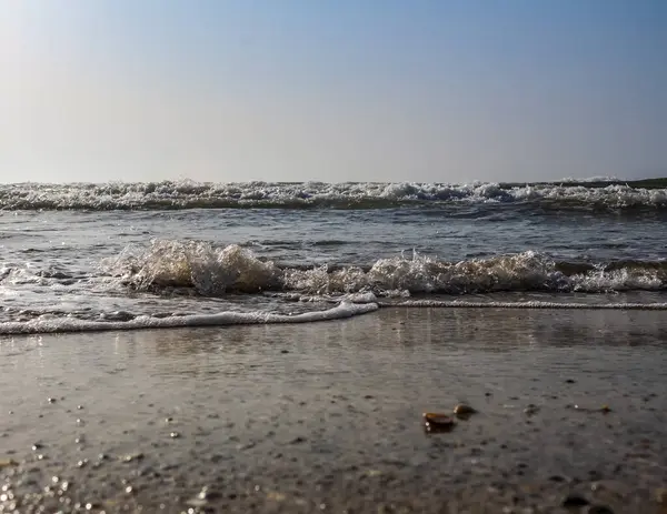 Sahilde deniz dalgası.