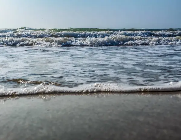 Dalgalar ve kumlar deniz kıyısında