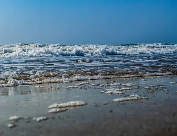 Denizde beyaz köpük