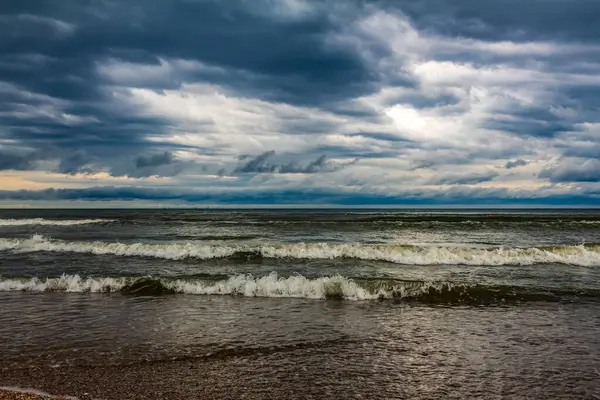 Denizin üzerinde fırtına bulutları