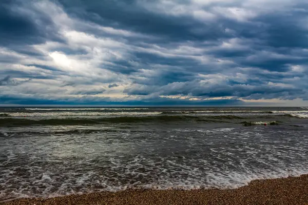 Deniz üzerinde fırtına bulutları olan güzel deniz manzarası
