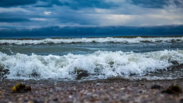 Fırtına bulutları ve deniz dalgaları