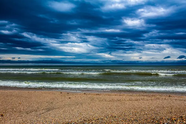 Baltık kıyıları, deniz, bulutlu bir gökyüzü.