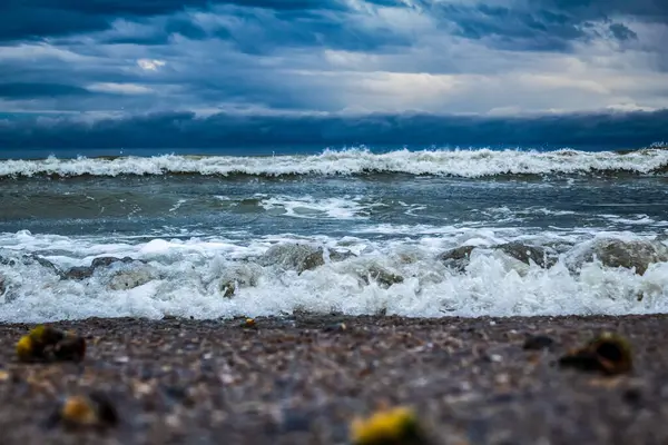 Dalgalar ve bulutlarla fırtınalı deniz.