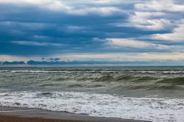 Deniz kıyısının güzel manzarası