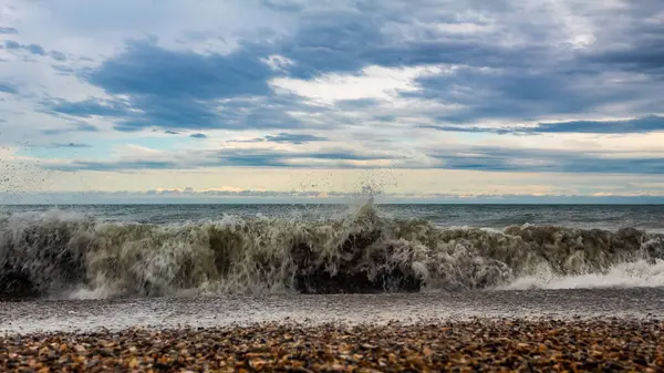 Fırtınalı gökyüzü ve deniz
