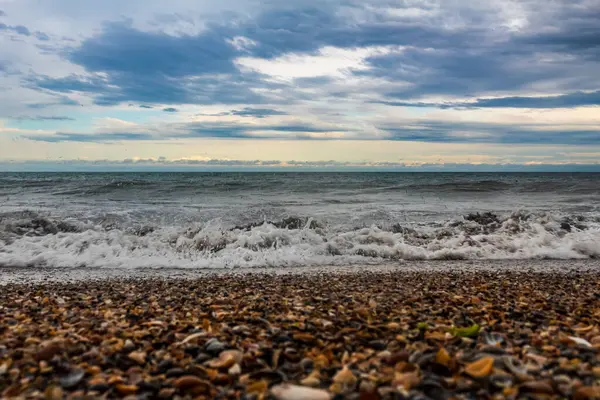 Kumsalda fırtınalı deniz dalgaları