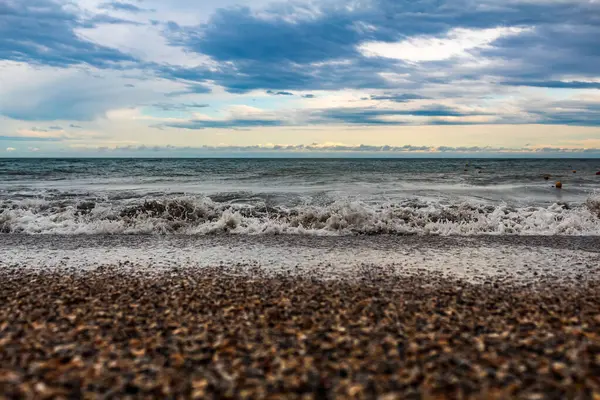 Deniz ve bulutlu gökyüzü