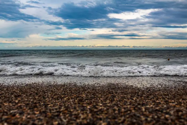 Sahildeki deniz dalgaları