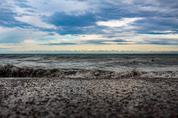 Güzel deniz manzarası ve kumsal.