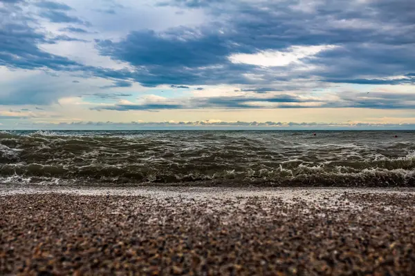 Bulutlu bir havada deniz dalgaları ve bulutlar